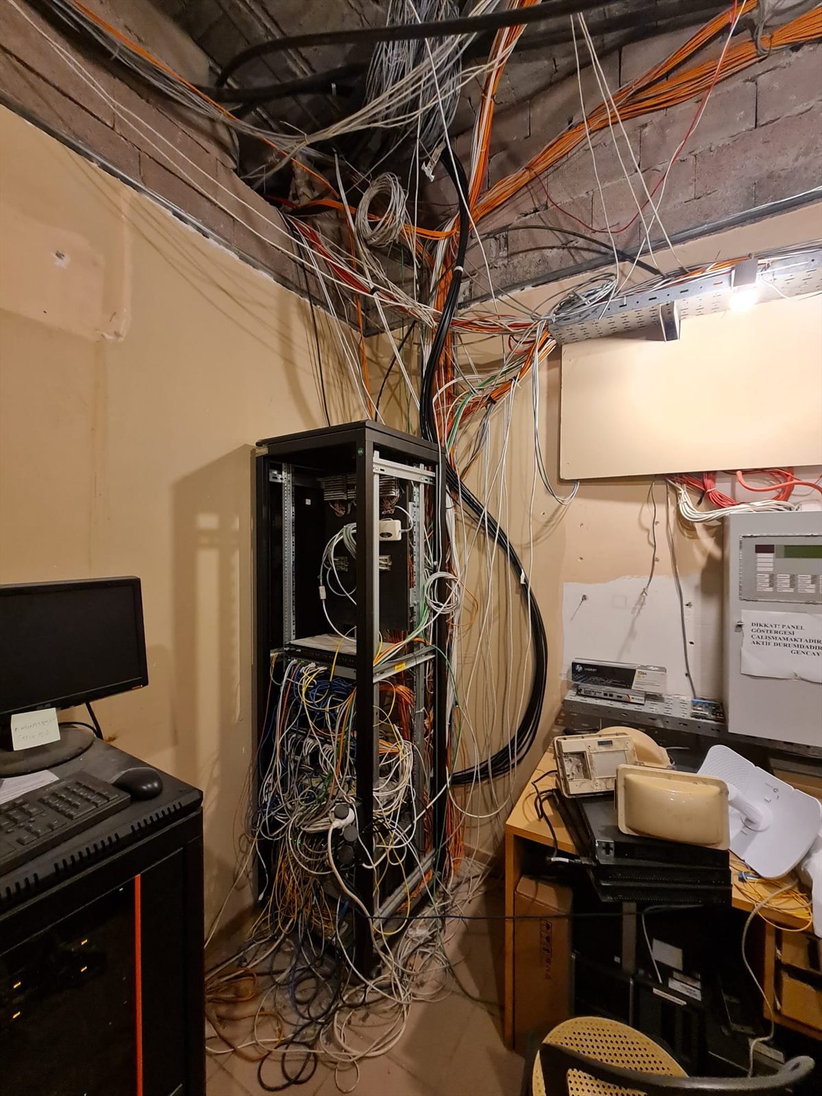 Biga Bilişim Belek kabin düzenlemesi patch panel ve switch çalışması