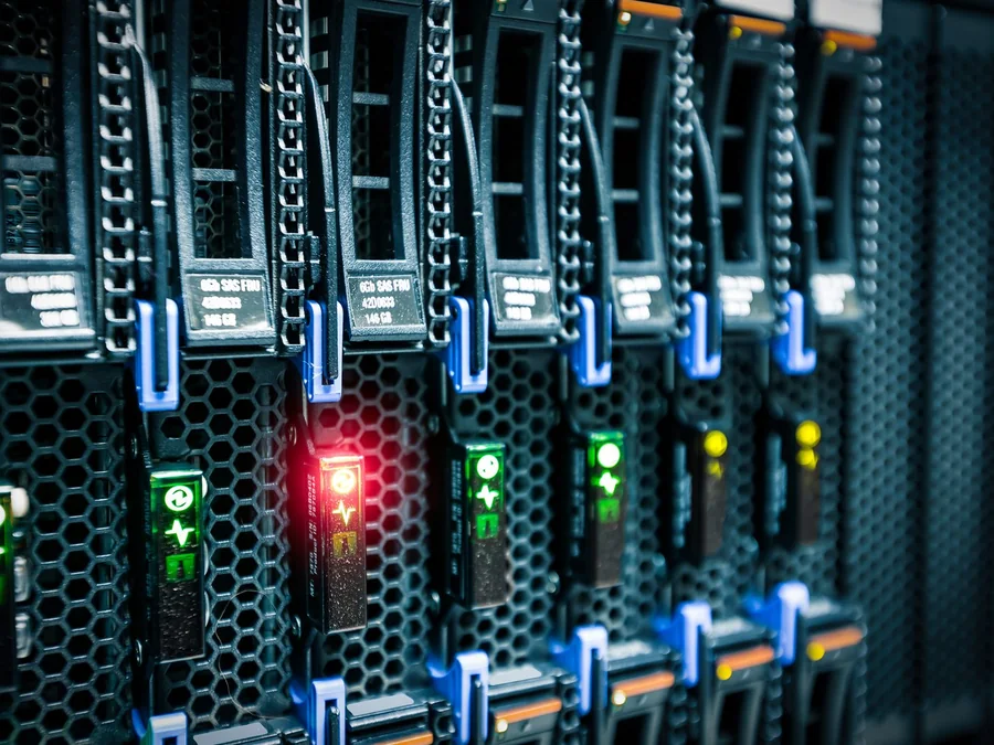 Bulut geçişinde veri hacmi, aktarım süresi ve geri dönüş planı için incelenen storage disk altyapısı