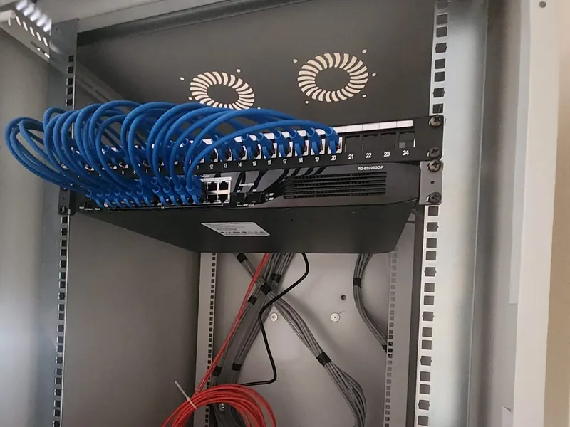 Biga Bilişim zayıf akım saha uygulamasında etiketli patch panel, switch ve kabin sonlandırması