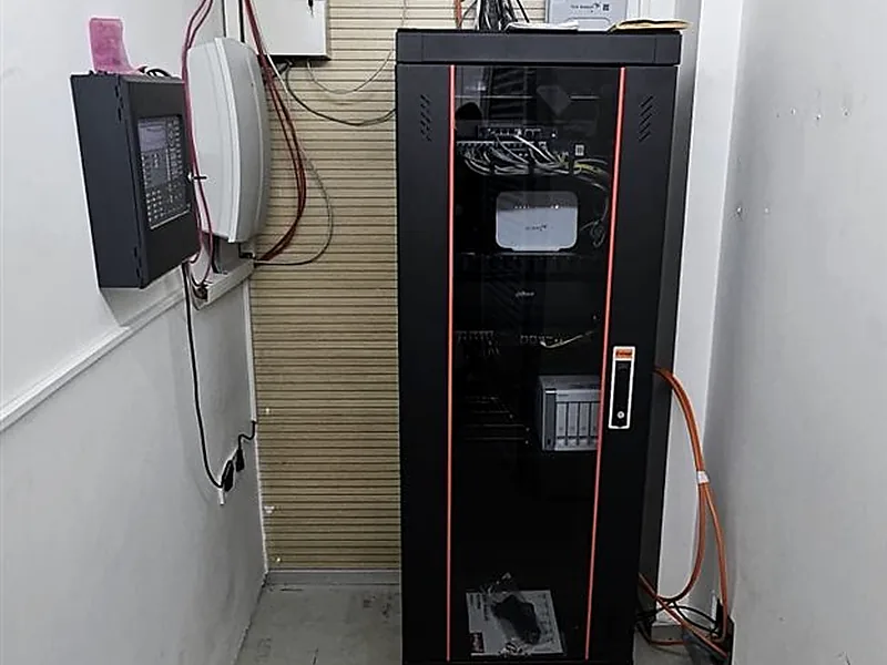 Seal Plaza sahasında switch, access point ve ağ cihazlarının bulunduğu network kabini