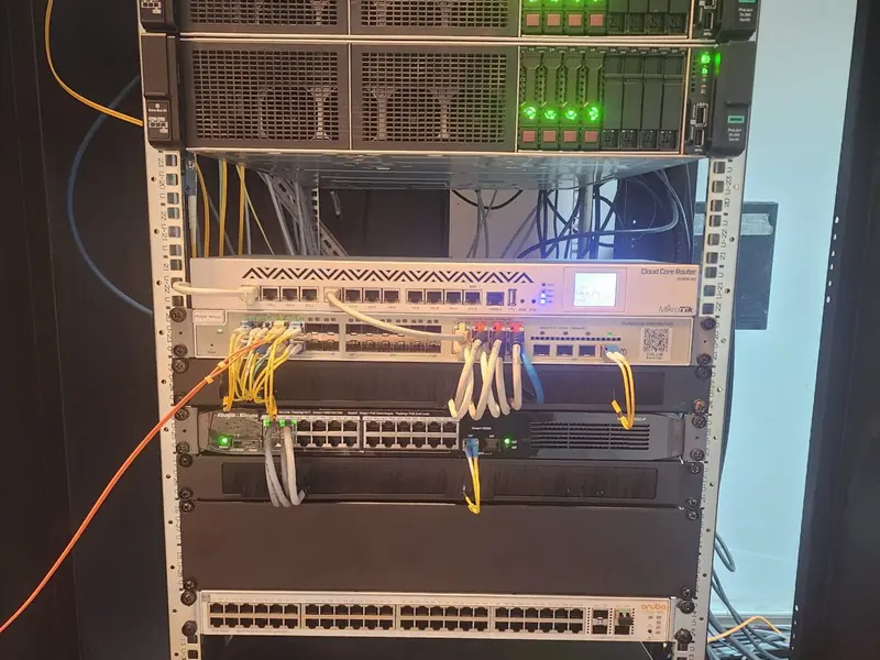 Biga Bilişim saha uygulamasında cluster sunucular, switch, router ve fiber bağlantıları bulunan sistem kabini