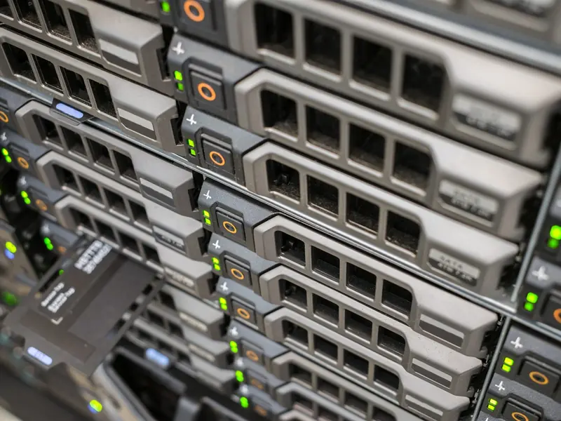 Kurumsal sunucuda RAID ve storage kapasite planlaması için kullanılan disk yuvaları